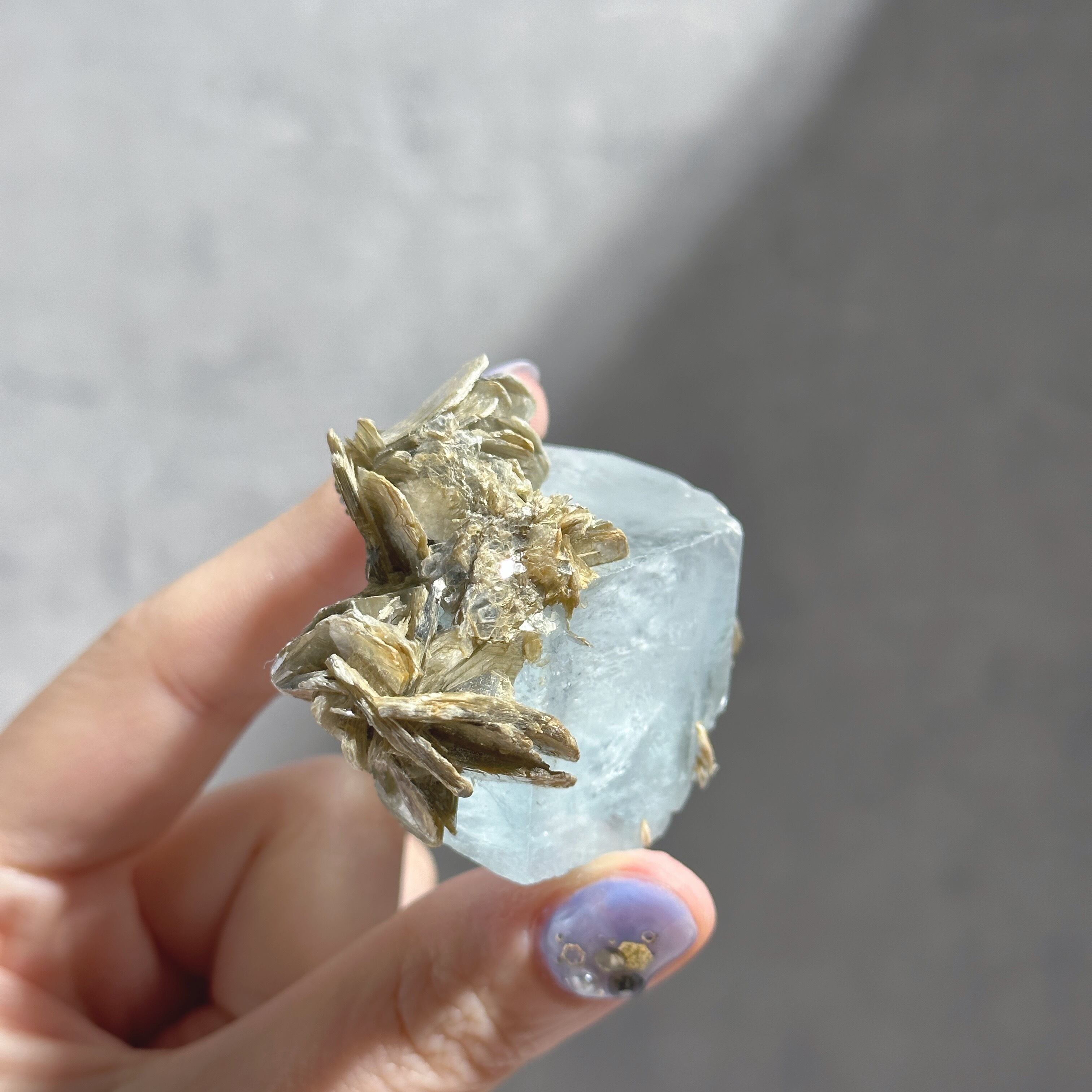 天然のブルーアクアマリンと雲母Blue Aquamarine With Mica